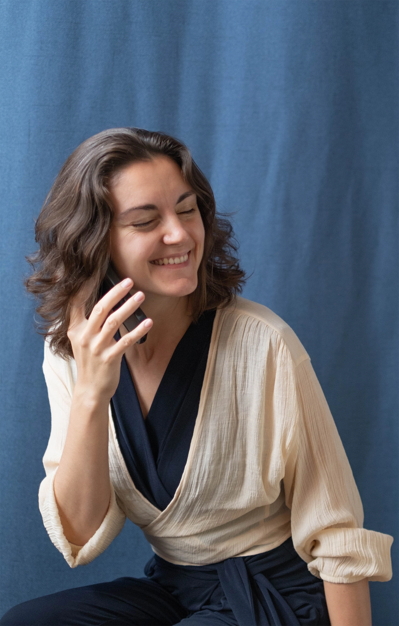 Portrait von Bojana mit blauen Hintergrund