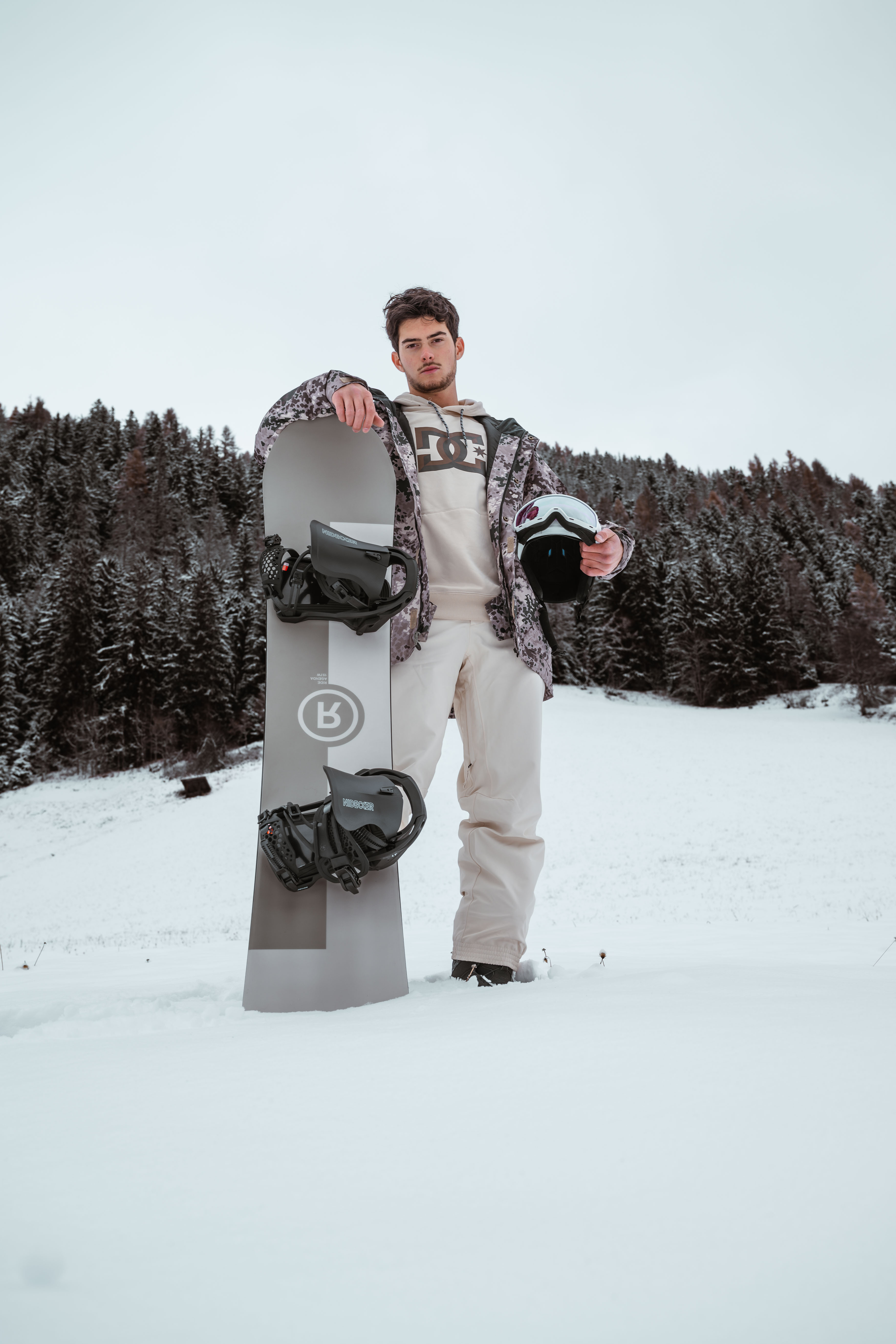 Junges Männermodel in einer orangen Moncler Jacke
