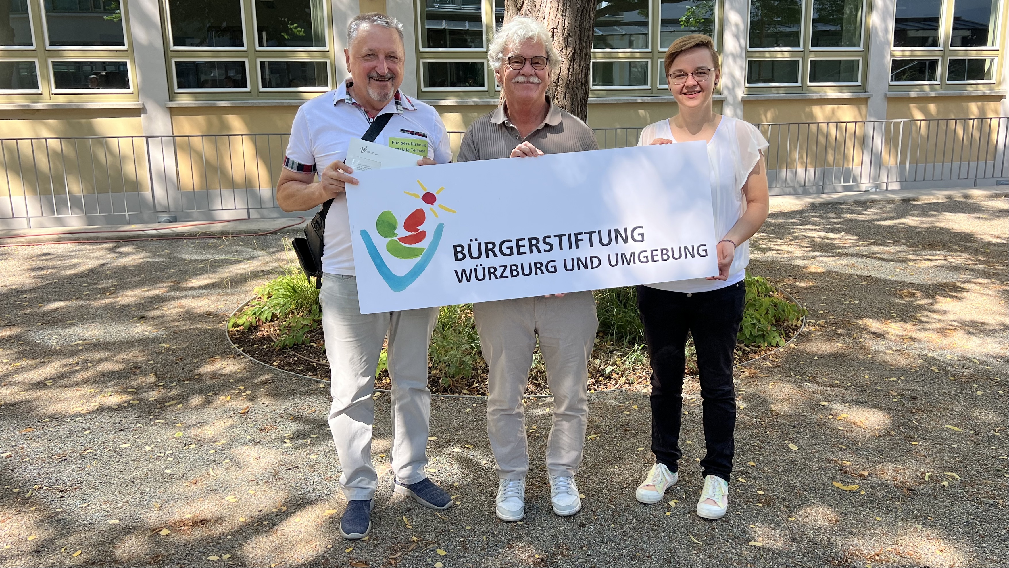 Bürgerstiftung Würzburg und Umgebung übergibt Geldspende an die Perspektive ALeQ