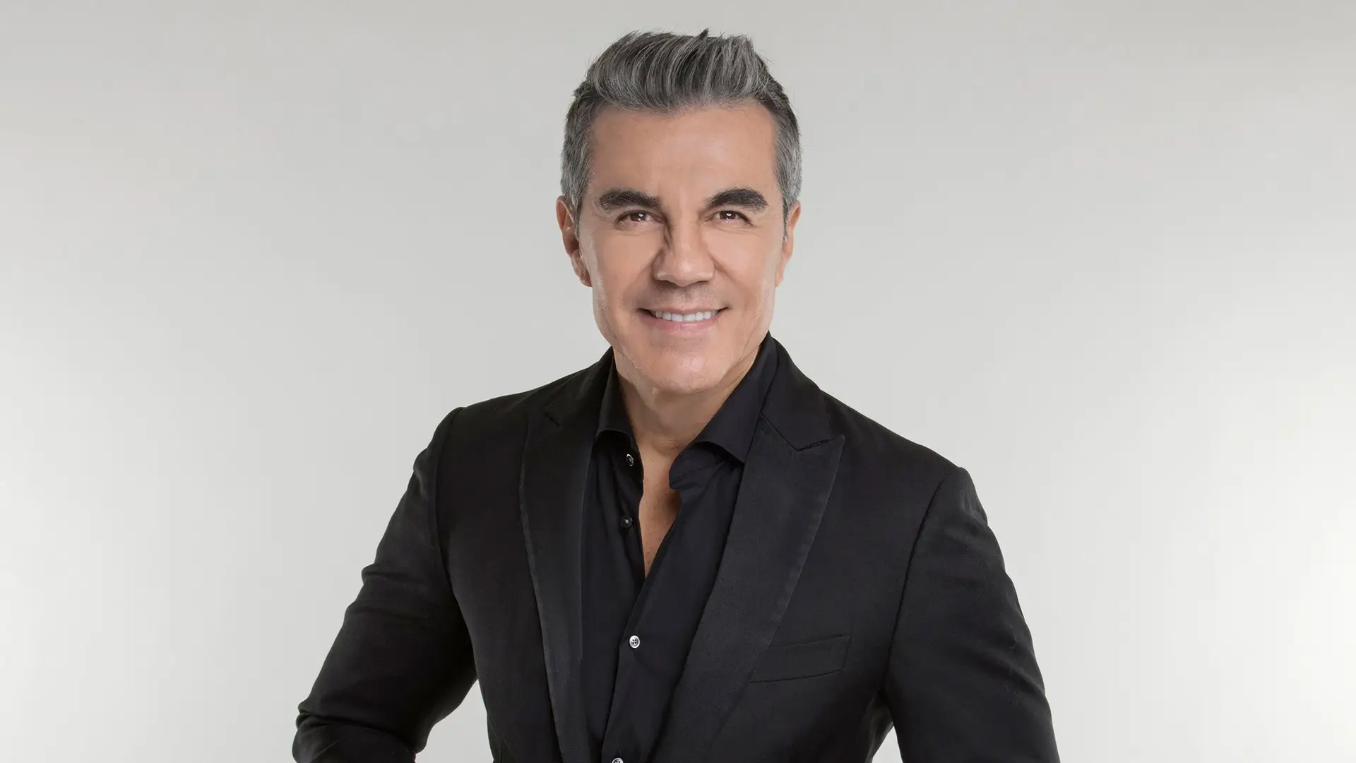 Adrian Uribe: 50 y Pico Tour