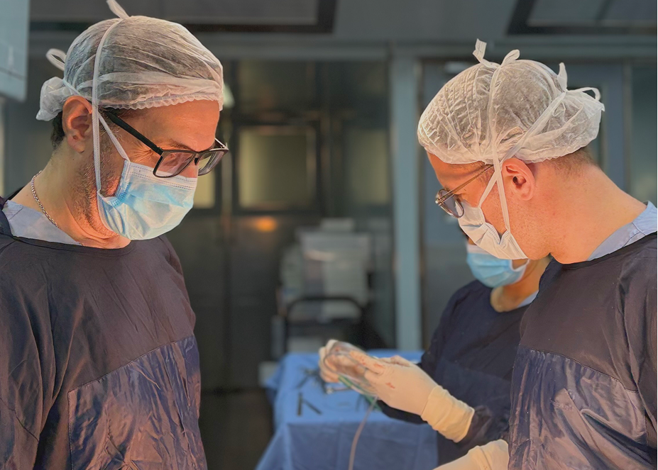 imagen del Dr. Alvez con sus colegas