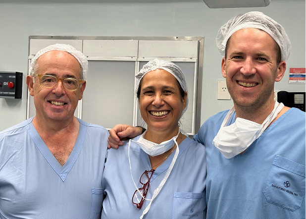 imagen del Dr. Alvez con sus colegas