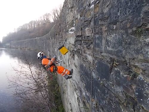 vertical-access-rope-operative-retaining-wall