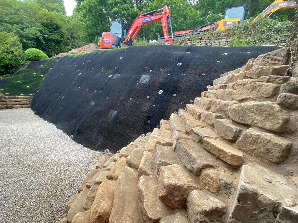 retaining wall reconstruction process (meshing, anchor installation)