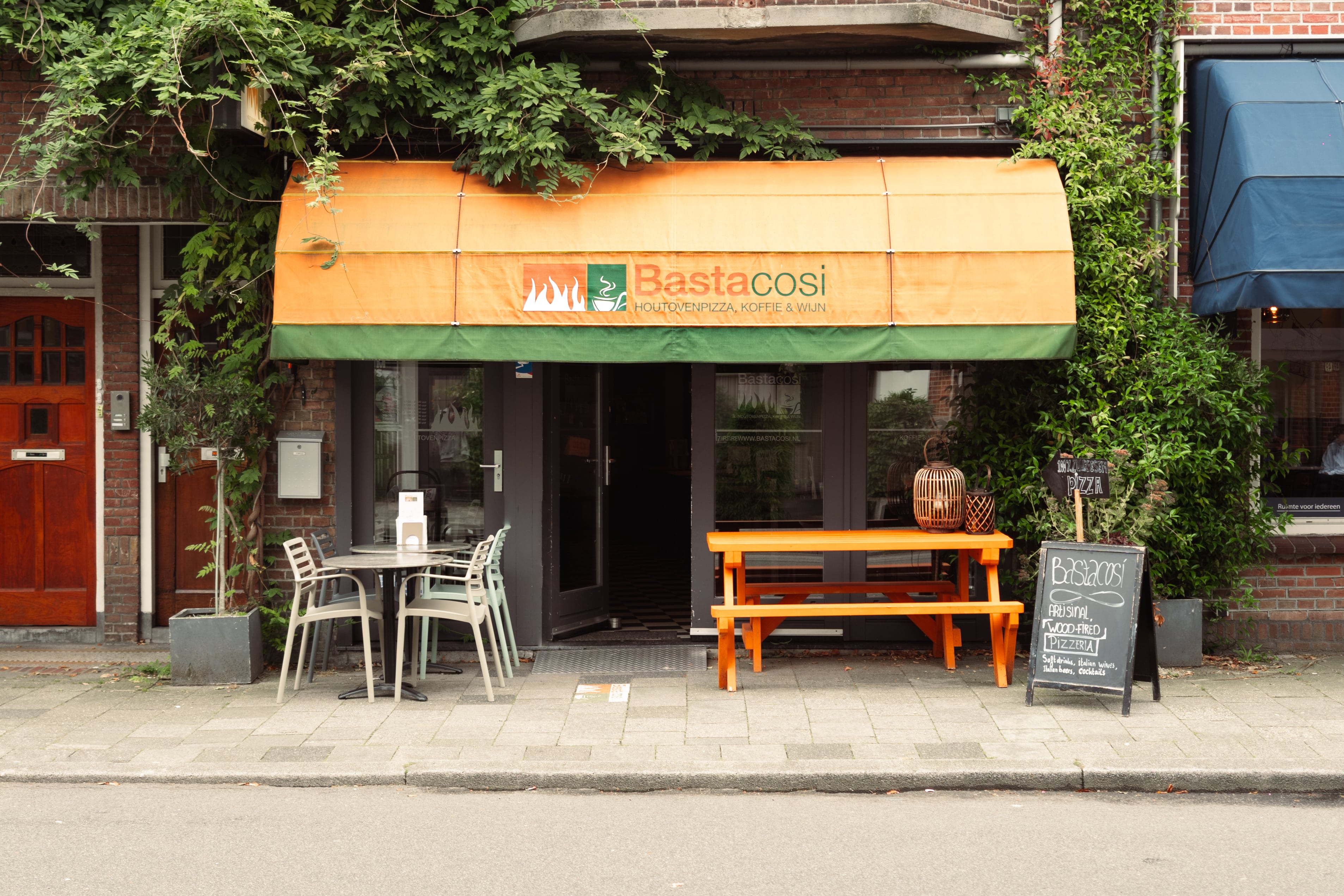Exterior of BastaCosi Jan Van Scorelstraat location