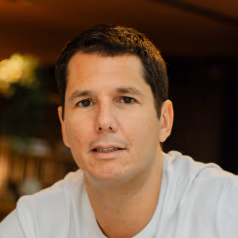 Sergio González-Olaechea is a sales expert with focus on implementing AI in Sales in Spain and LATAM