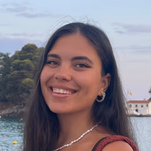 Elis Stoeva is a account management expert with focus on implementing AI in customer relationships in Greece and Cyprus