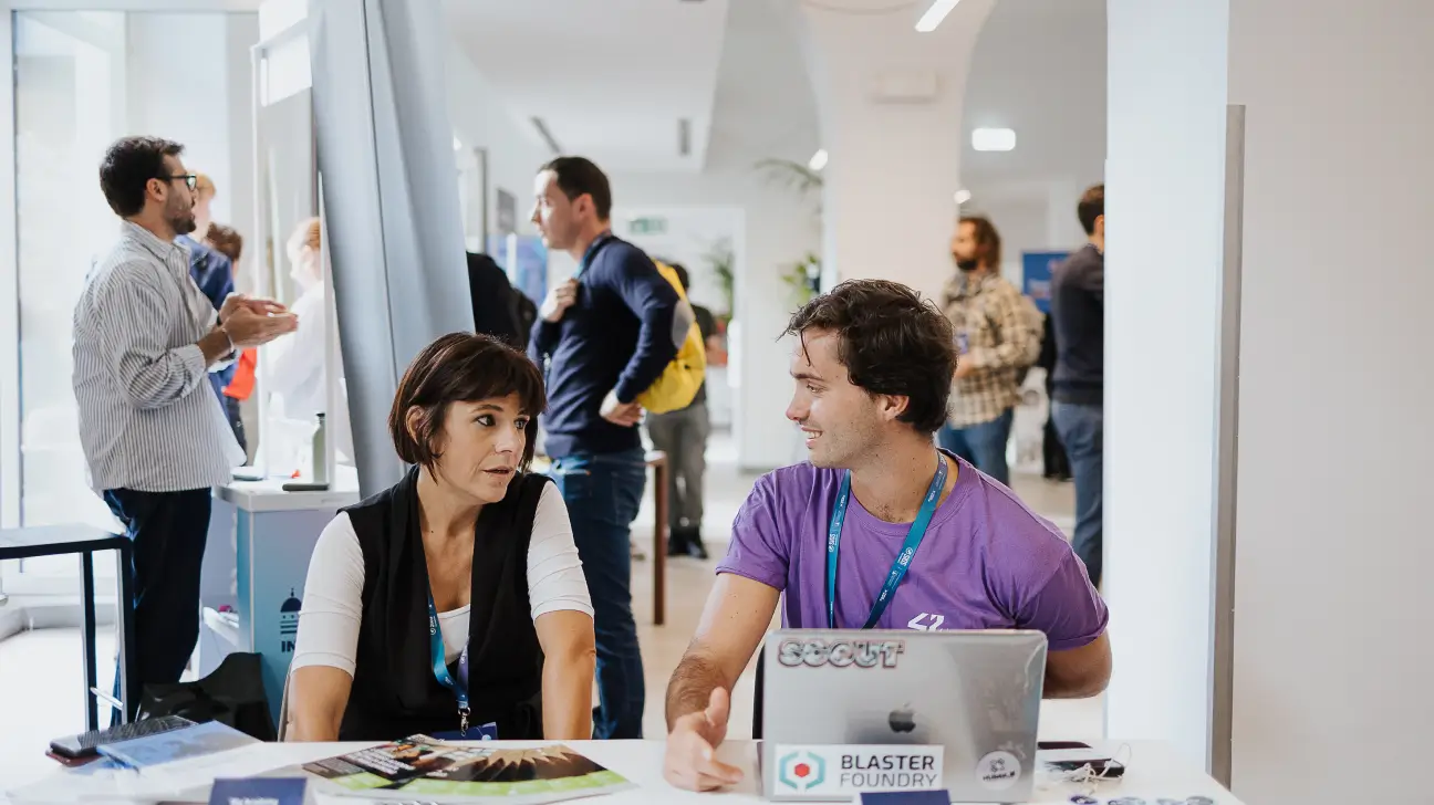 Incontro tra partecipanti durante un evento di networking a Nana Bianca: confronto tra innovatori e professionisti dell’ecosistema startup.