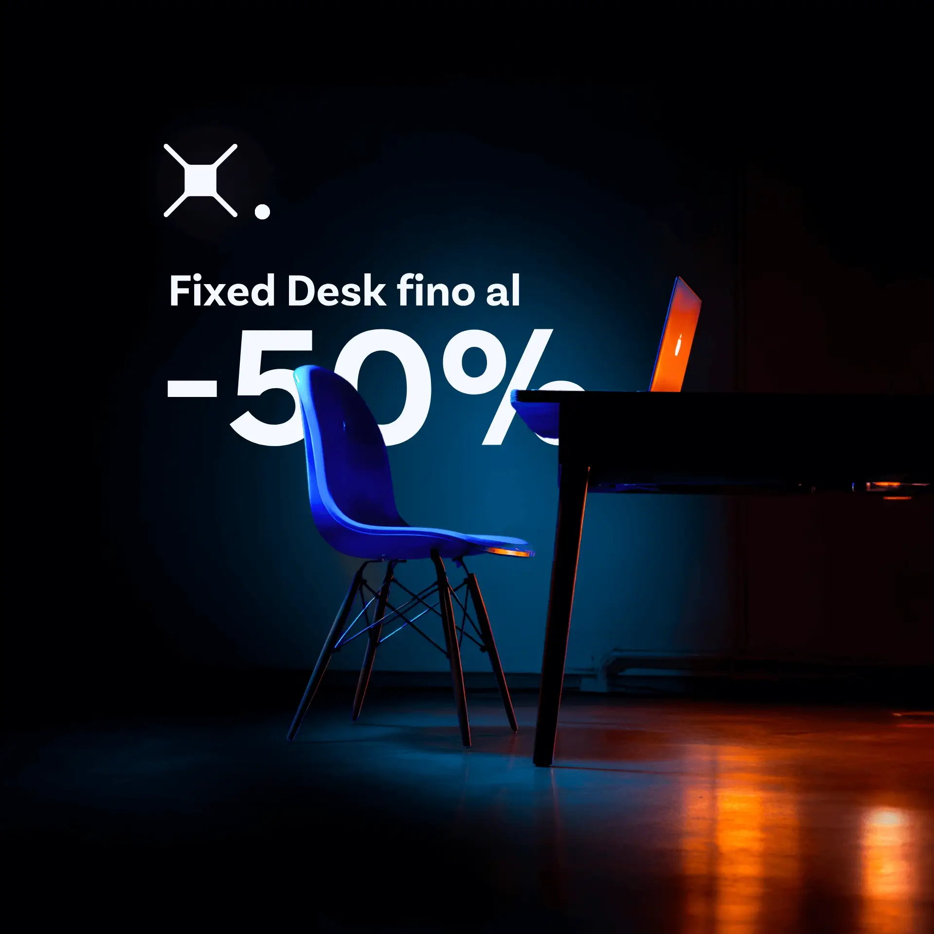 Sedia blu illuminata accanto a una scrivania con laptop con testo che indica sconto fino al 50% su Fixed Desk.