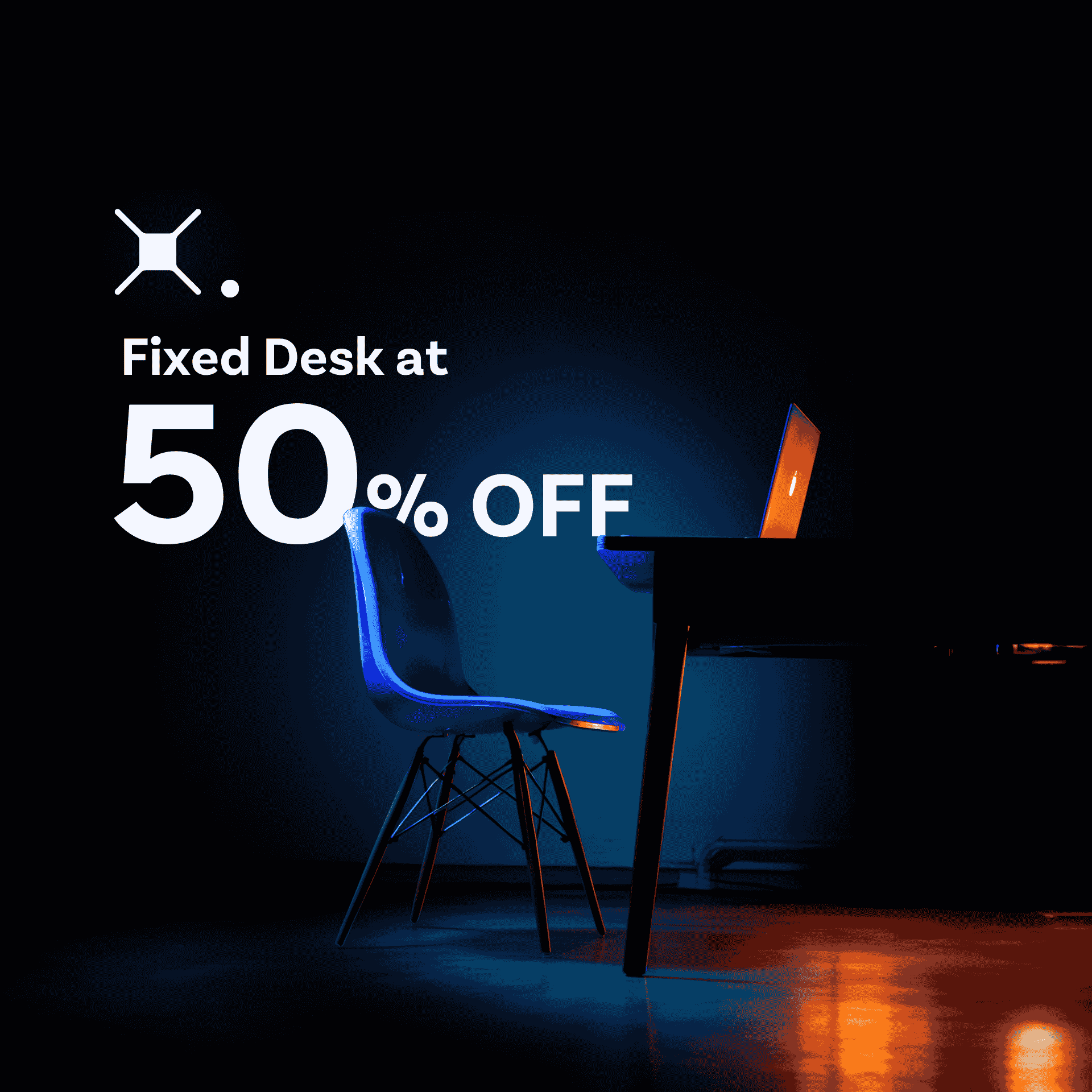 Sedia e scrivania con laptop illuminati da luce blu e arancione con testo promozionale sconto del 50% per desk fisso.