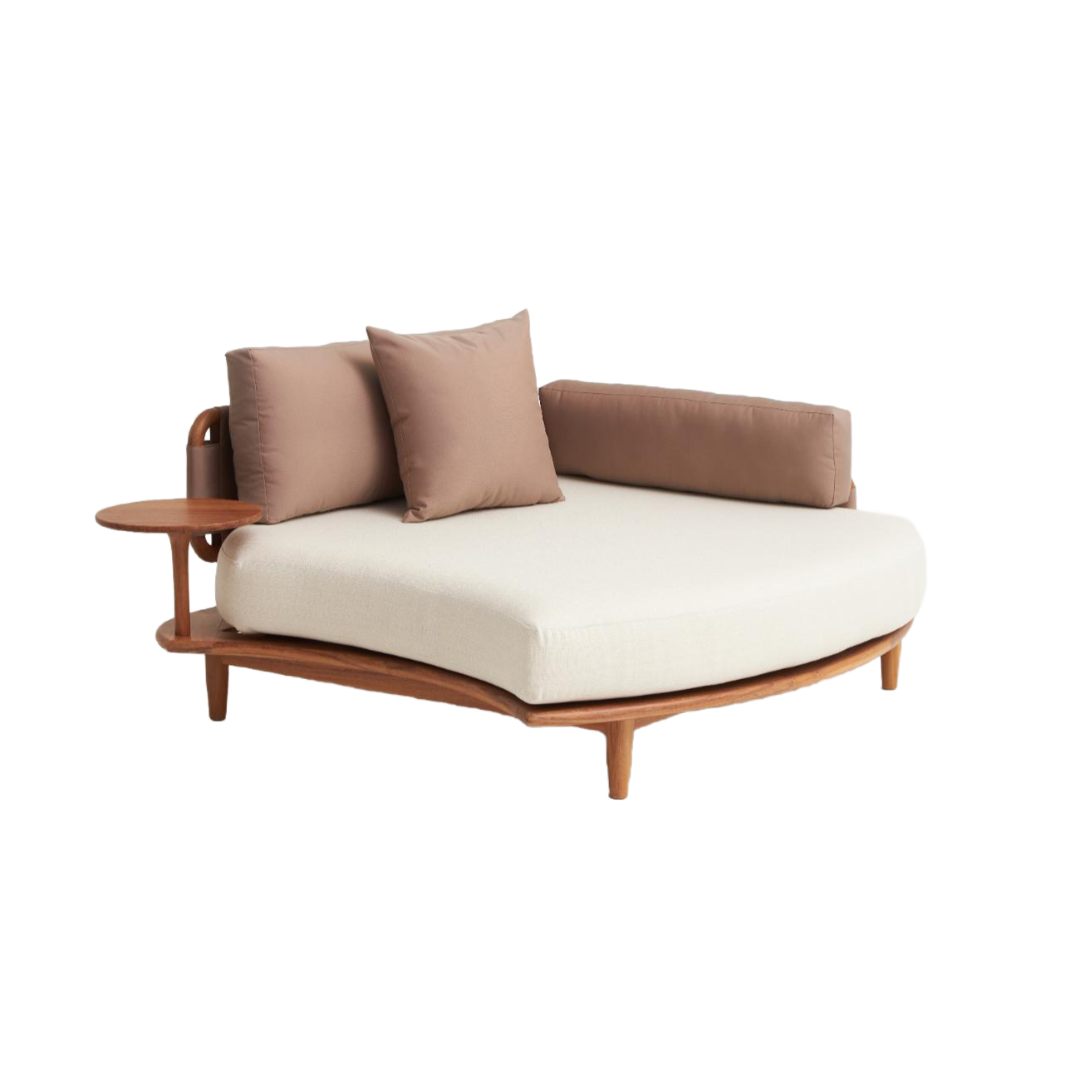 A Chaise Ânima é uma peça que exala conforto e design sofisticado, ideal para criar um espaço de relaxamento e contemplação em qualquer ambiente. Com linhas fluidas e uma forma convidativa, ela é projetada para oferecer suporte ergonômico e um conforto inigualável. Fabricada com materiais de alta qualidade, a Ânima promete durabilidade e resistência, ao mesmo tempo em que sua estética moderna se destaca em qualquer decoração. Disponível em várias opções de personalização de cores e acabamentos, adapta-se facilmente ao seu estilo pessoal, tornando-se uma peça central em espaços de estar, varandas ou áreas de leitura dedicadas ao relaxamento.