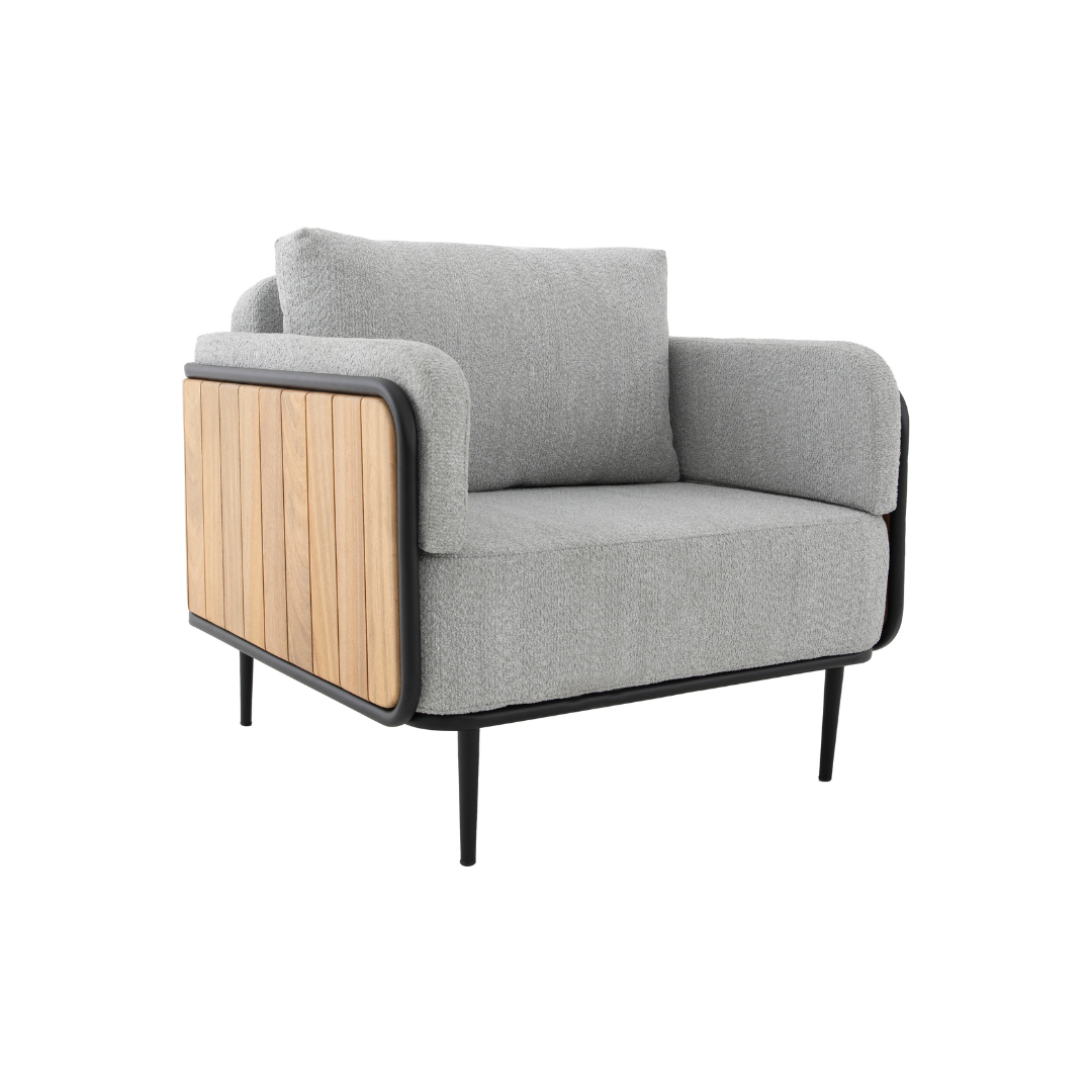 A Poltrona Cayman une conforto e sofisticação em um design contemporâneo. Sua estrutura em alumínio tubular com pintura eletrostática recebe elegantes detalhes laterais em madeira Freijó. O assento em espuma, revestido em tecido repelente a líquidos, proporciona durabilidade e praticidade no dia a dia.