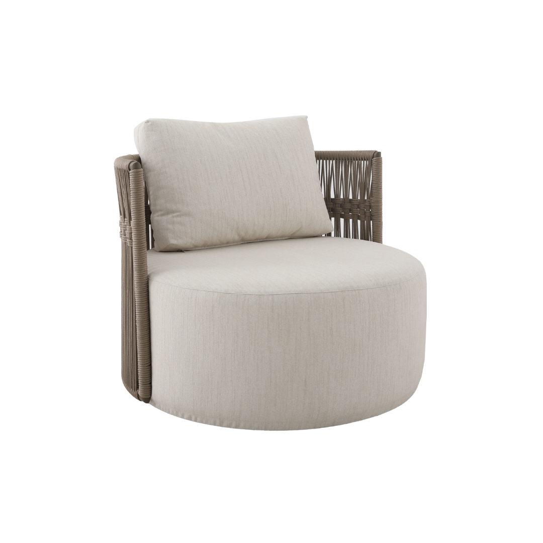 A Poltrona Loretto - Giratória alia conforto e sofisticação em um design moderno e funcional. Possui estrutura em alumínio tubular com pintura eletrostática, revestida por trama em cordão náutico que valoriza seu estilo. O assento em espuma com outline e tecido repelente a líquidos garante praticidade e aconchego em qualquer ambiente.