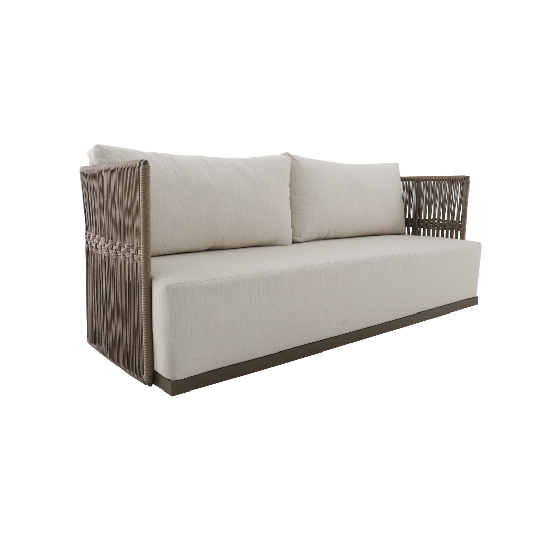 O Sofá Loretto destaca-se pelo design contemporâneo que une elegância e resistência. Sua estrutura em alumínio tubular com pintura eletrostática é envolvida por uma delicada trama em cordão náutico, que confere charme e leveza. O assento em espuma com outline, revestido em tecido repelente a líquidos, proporciona conforto e praticidade no uso diário.