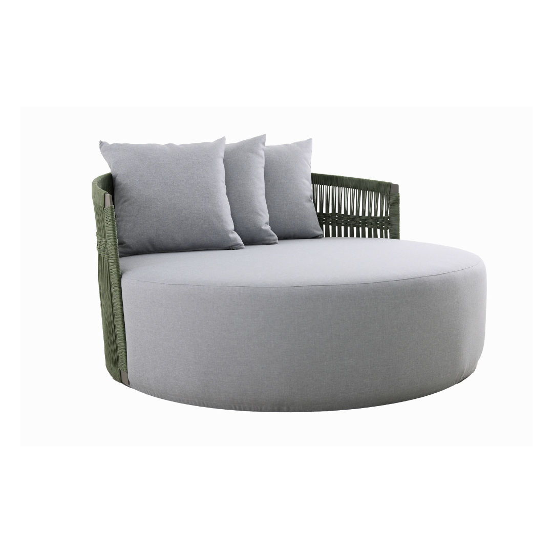 A Concha Loretto apresenta um design sofisticado e acolhedor, perfeito para composições elegantes. Sua estrutura em alumínio tubular com pintura eletrostática é envolvida por trama em cordão náutico, garantindo charme e resistência. O assento em espuma com outline proporciona conforto e acabamento refinado.