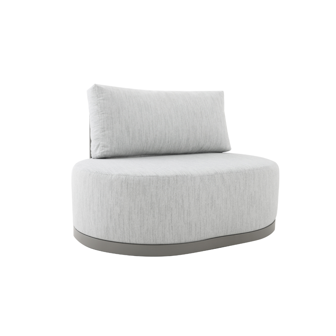 A Poltrona Coliseu combina robustez e sofisticação em um design atemporal. Produzida em alumínio tubular com pintura eletrostática, recebe acabamento em trama de cordão náutico que valoriza sua estética. O assento em espuma com outline, revestido em tecido repelente a líquidos, garante conforto e praticidade para diferentes ambientes.