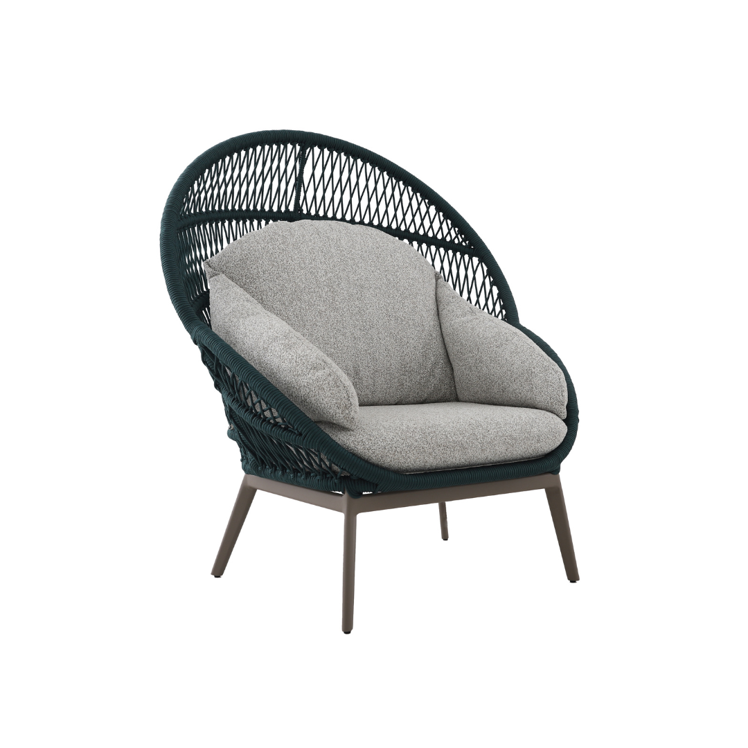 A Poltrona Suécia une conforto e elegância em um design contemporâneo. Sua estrutura em alumínio tubular com pintura eletrostática é enriquecida pela trama em cordão náutico, que confere leveza e estilo. O assento em espuma com outline, revestido em tecido repelente a líquidos, oferece praticidade e aconchego para o dia a dia.