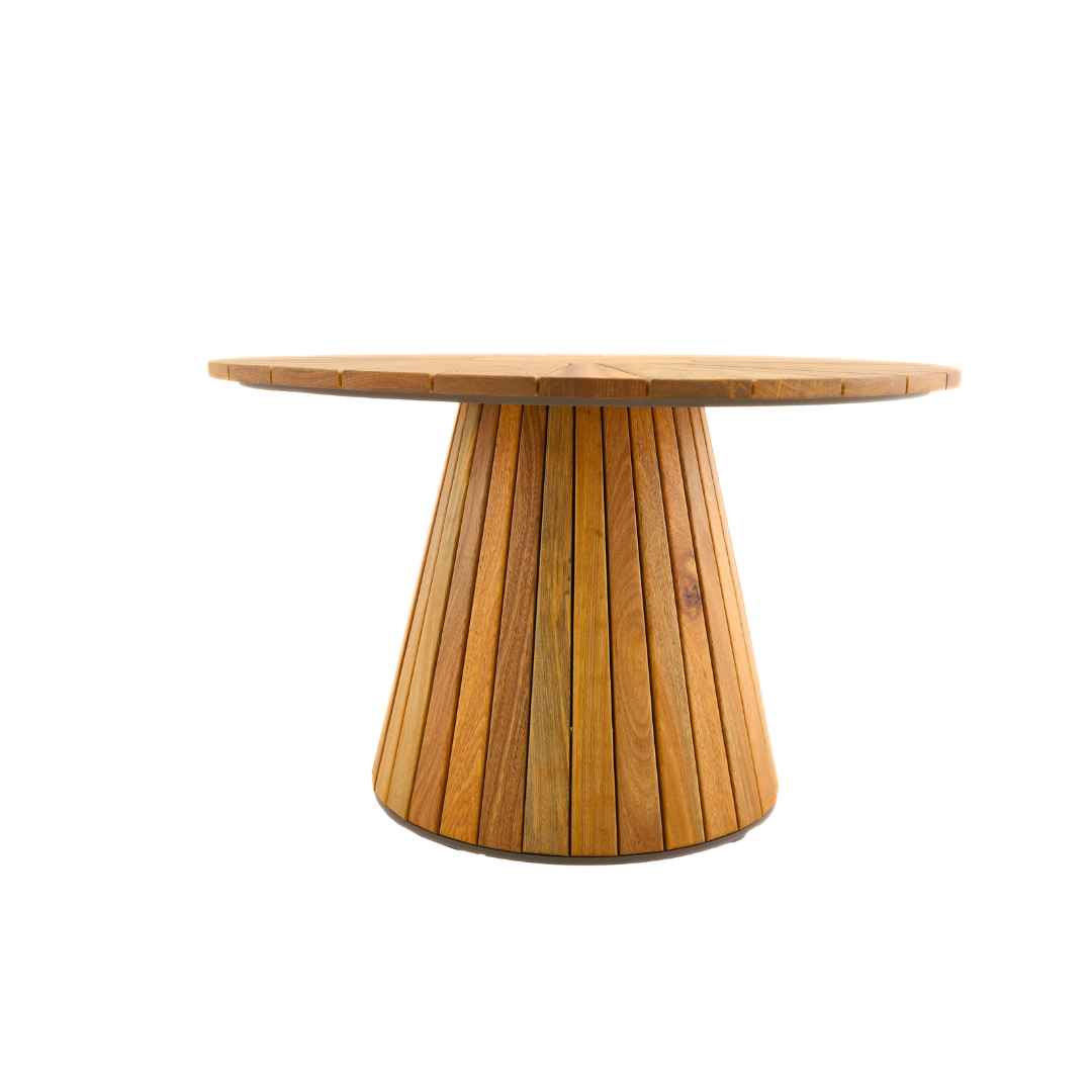 A Mesa Redonda Fuse se destaca pela elegância e pelo toque natural da madeira Freijó. Com estrutura e tampo totalmente produzidos nesse material nobre, transmite sofisticação e durabilidade. Seu design atemporal permite composições versáteis em diferentes ambientes.