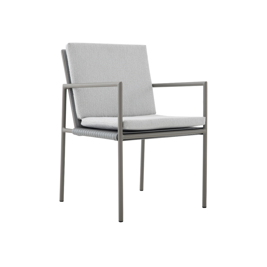 A Cadeira Calista - Com Braço reúne conforto e estilo em um design contemporâneo e acolhedor. Sua estrutura em alumínio tubular com pintura eletrostática é valorizada pela trama em tricô náutico de 22mm, que adiciona charme artesanal. O assento em espuma com outline, revestido em tecido repelente a líquidos, garante praticidade e bem-estar no uso diário.