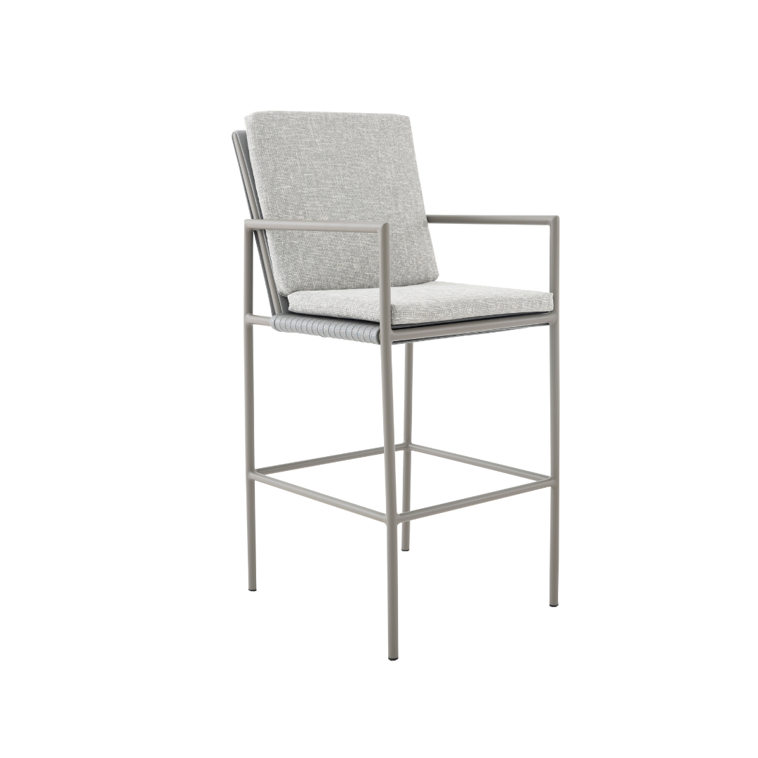 A Banqueta Calista - Com Braço combina elegância e resistência em um design moderno e funcional. Sua estrutura em alumínio tubular com pintura eletrostática é envolvida pela trama em tricô náutico de 22mm, que traz sofisticação artesanal. O assento em espuma com outline, revestido em tecido repelente a líquidos, proporciona conforto e praticidade.