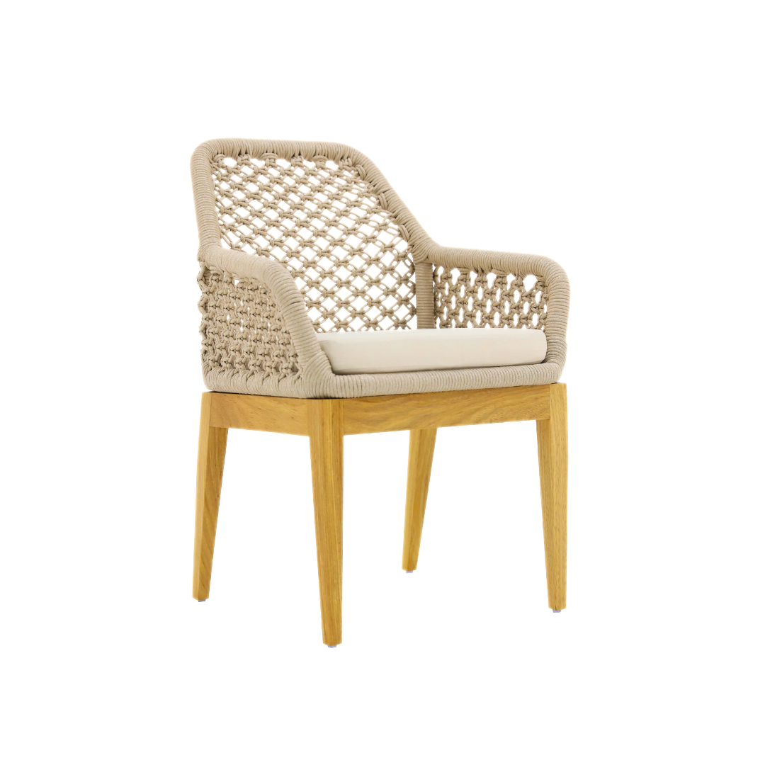 A Cadeira Luna (TR Macramê) - Com Braço combina elegância natural e resistência. Sua estrutura em madeira Freijó sustenta assento em alumínio tubular com pintura eletrostática, garantindo leveza e durabilidade. O acabamento em trama de cordão náutico macramê, aliado ao tecido repelente a líquidos, proporciona conforto e sofisticação ao ambiente.