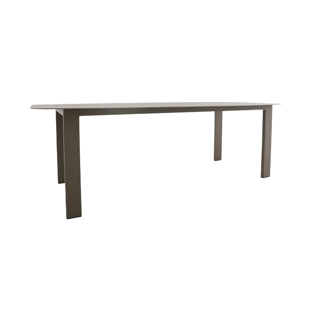 A Mesa Retangular San Pietro apresenta um design moderno e versátil. Sua estrutura em alumínio tubular com pintura eletrostática garante resistência e durabilidade, enquanto o tampo em alumínio liso com recortes adiciona leveza e sofisticação ao conjunto. Ideal para compor ambientes externos ou internos com estilo contemporâneo.