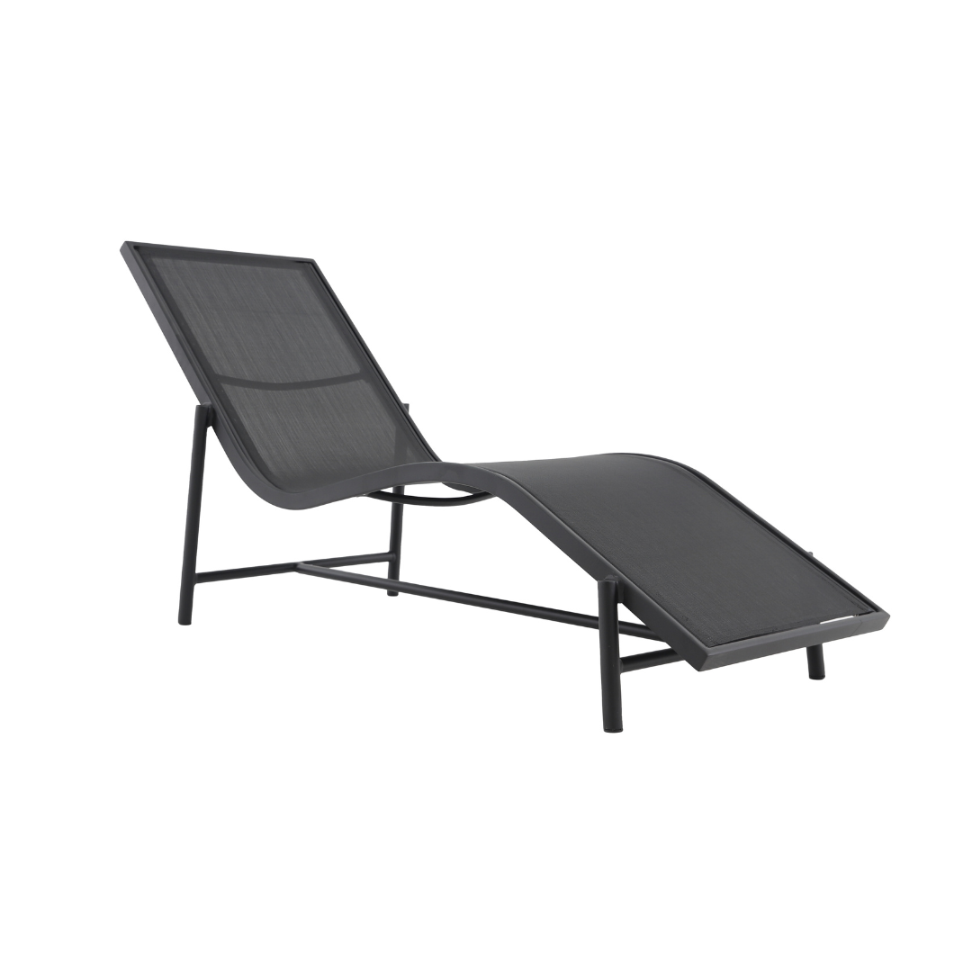 A Espreguiçadeira Capitólio - Tela une leveza e funcionalidade em um design contemporâneo. Sua estrutura em alumínio tubular com pintura eletrostática oferece resistência e durabilidade. O acabamento em tela sling proporciona conforto e praticidade, ideal para áreas externas.