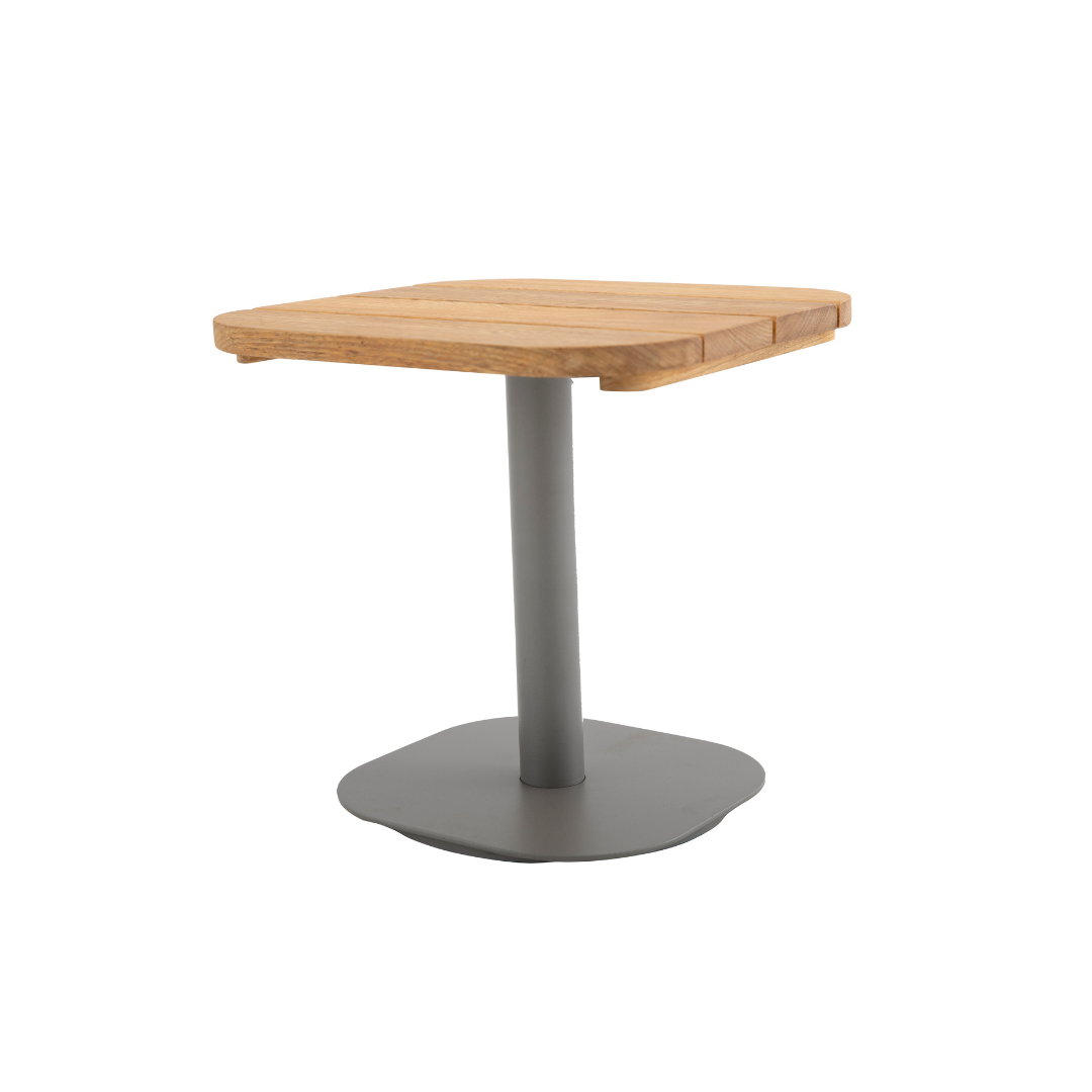 A Mesa Lateral Chloê - TP Madeira Ripado une sofisticação e praticidade em um design atemporal. Sua estrutura em alumínio tubular com pintura eletrostática garante resistência, enquanto o tampo ripado em madeira Freijó acrescenta charme e elegância natural ao conjunto.