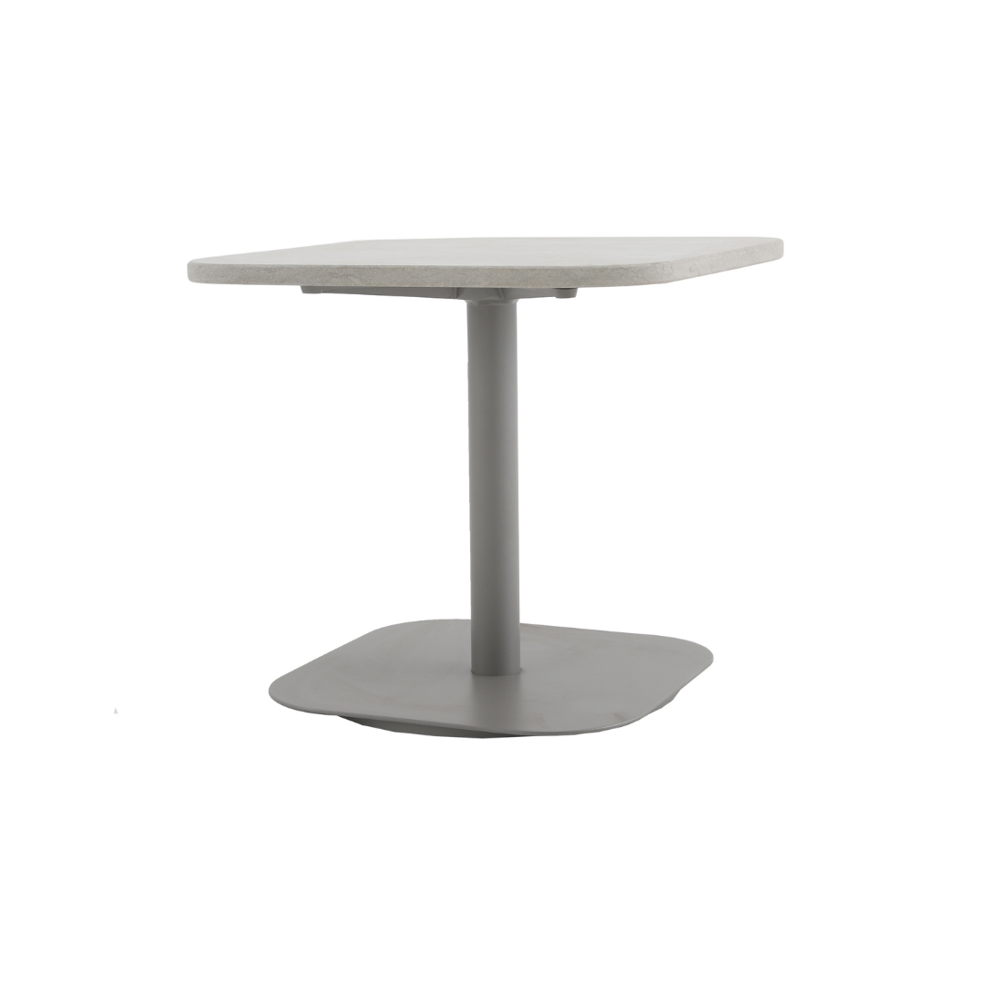 A Mesa Lateral Chloê - TP Cinza Limestone combina modernidade e requinte. Com estrutura em alumínio tubular revestida em pintura eletrostática, oferece durabilidade e leveza. O tampo em mármore Cinza Limestone adiciona um toque sofisticado e elegante, ideal para compor ambientes refinados.