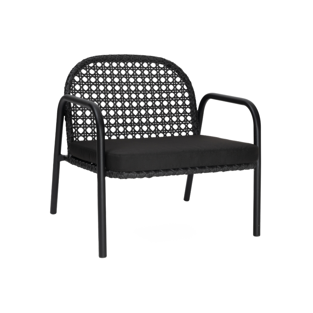 A Poltrona Emília possui estrutura em alumínio tubular com pintura eletrostática, trama em fibra sintética e revestimento em tecido repelente a líquidos. Seu design elegante e acolhedor oferece conforto e resistência, ideal para compor espaços externos ou internos com sofisticação. Design assinado por Camila Forbeck.