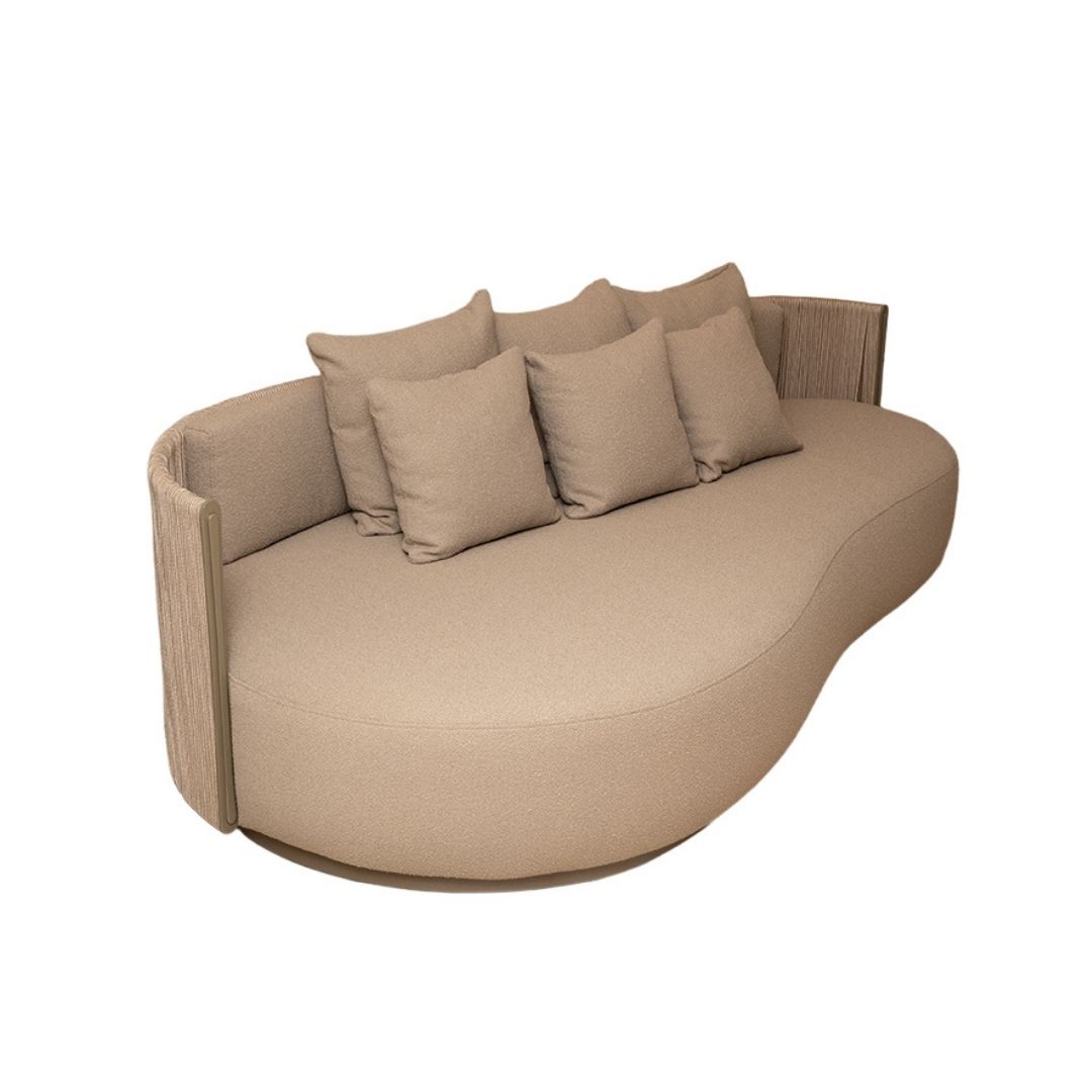 O Sofá Kaia é a materialização do bem-estar descontraído, concebido com um design orgânico que se integra harmoniosamente à sua área de lazer. Com linhas contemporâneas que unem robustez estrutural e leveza visual.