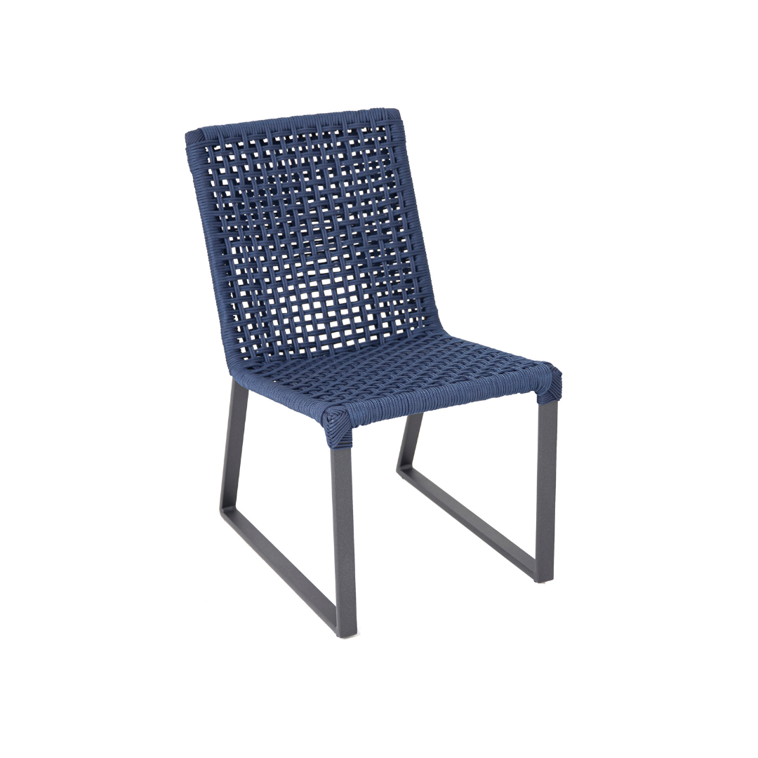 A Cadeira Canadá combina linhas contemporâneas, materiais de alta performance e conforto superior. Versátil e elegante, foi desenvolvida para compor ambientes internos e externos com estilo e funcionalidade.