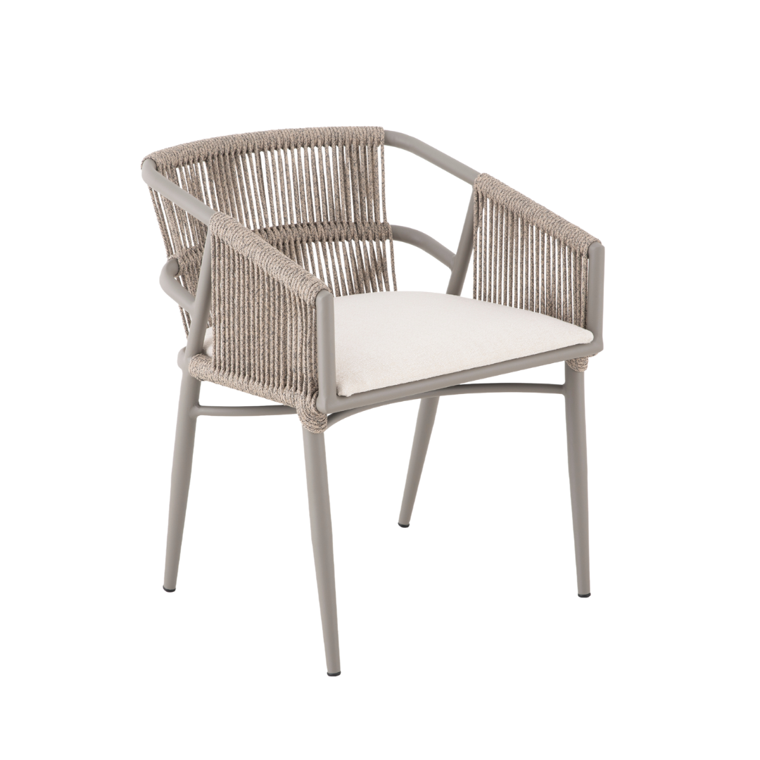 A Cadeira Kyra une design contemporâneo, conforto e alta resistência em uma peça pensada para ambientes internos e externos. Seu visual elegante aliado a materiais premium transforma o espaço com sofisticação e funcionalidade.