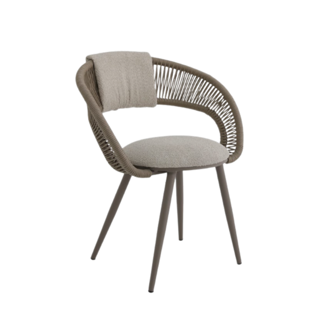 A Cadeira Penelope combina design atemporal, conforto e resistência em uma peça pensada para valorizar ambientes internos e externos com elegância. Seu visual refinado e sua versatilidade fazem dela uma escolha ideal para projetos sofisticados.