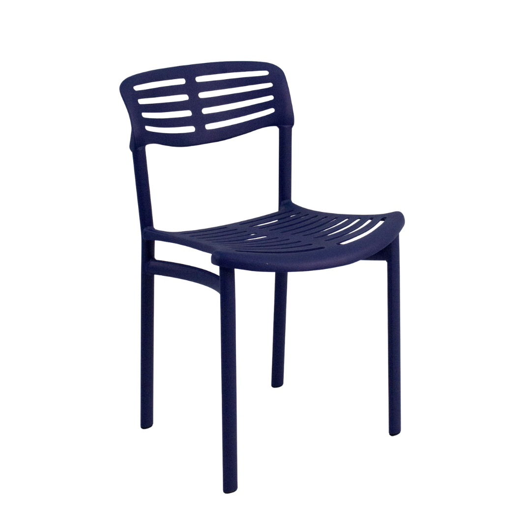 A Cadeira Plaza apresenta um design contemporâneo e robusto, ideal para ambientes internos e externos que exigem elegância, resistência e funcionalidade. Sua estética limpa valoriza o espaço com sofisticação discreta.