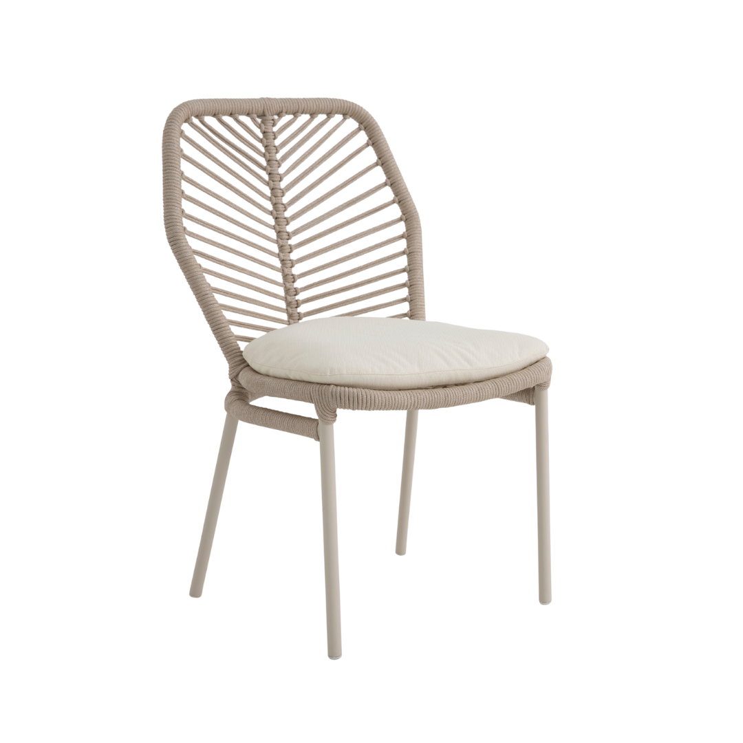 A Cadeira Selecta traduz a essência do design contemporâneo aliado à funcionalidade, oferecendo um equilíbrio perfeito entre estética, conforto e resistência para ambientes internos e externos sofisticados.