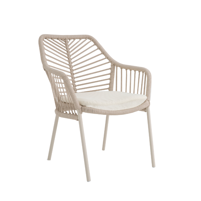 A Cadeira Selecta traduz a essência do design contemporâneo aliado à funcionalidade, oferecendo um equilíbrio perfeito entre estética, conforto e resistência para ambientes internos e externos sofisticados.