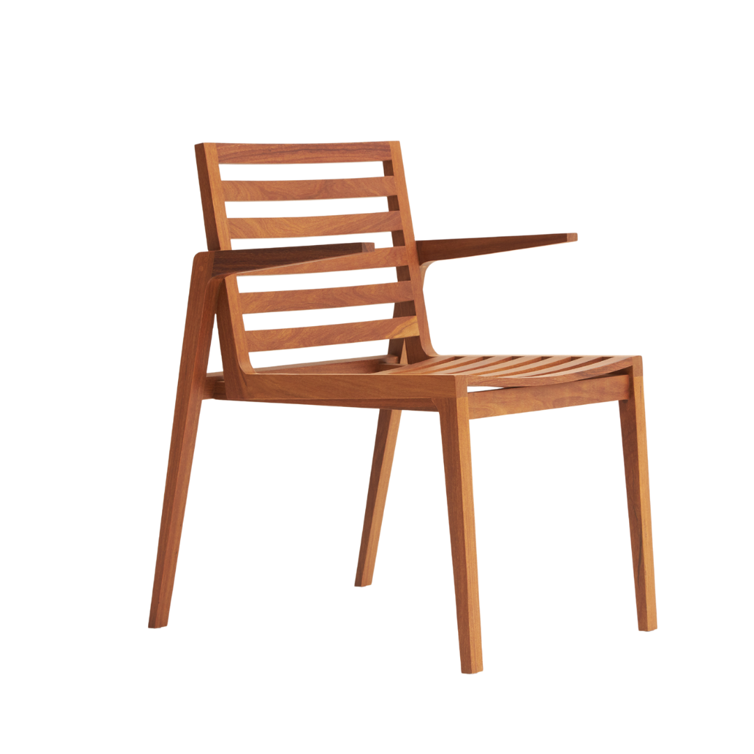 A Cadeira Ypê combina simplicidade e elegância com sua estrutura em madeira Cumaru, possui alta durabilidade e beleza natural. Seu design clean valoriza qualquer ambiente. Ideal para composições versáteis, tanto internas quanto externas. 