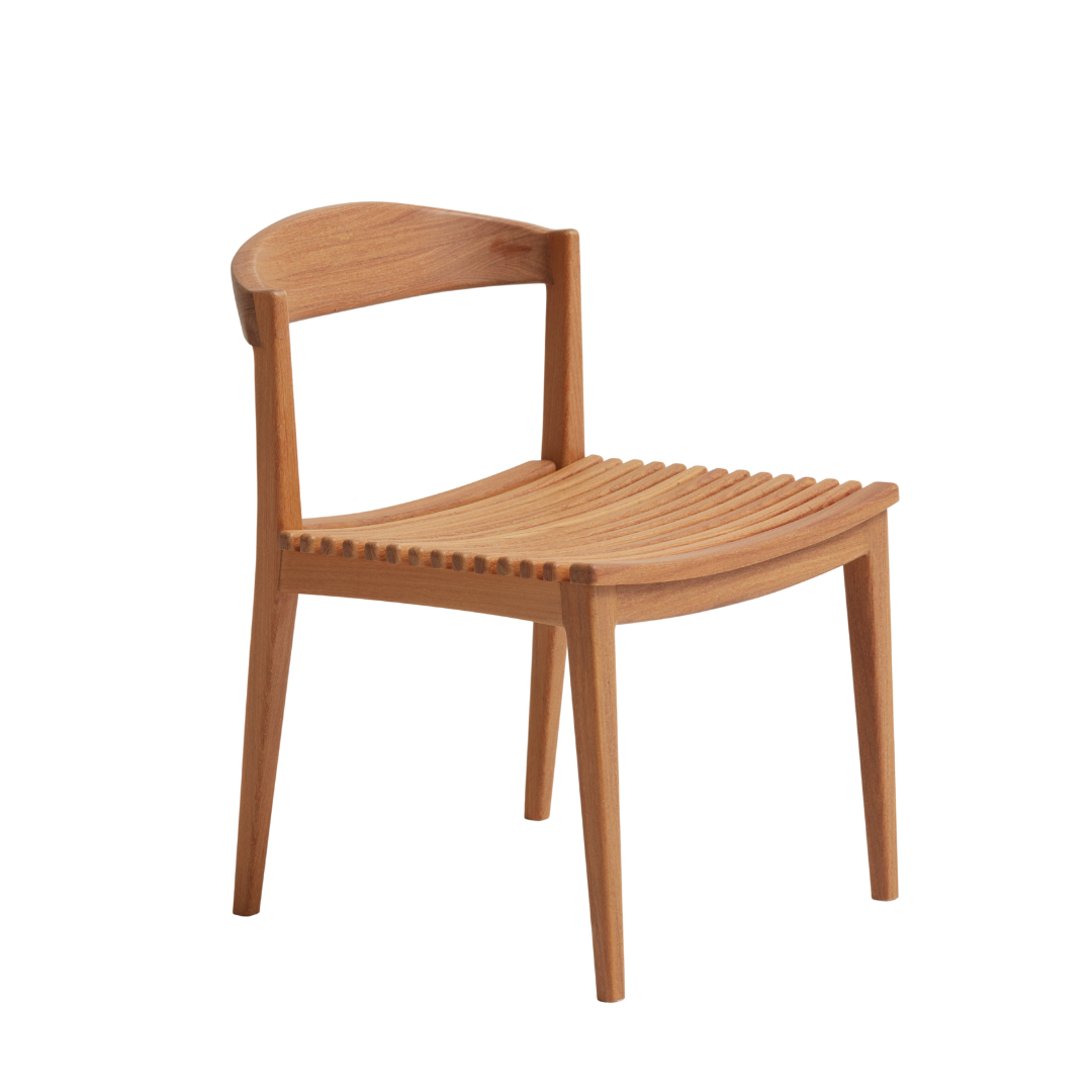 A Cadeira Hália apresenta um design elegante e minimalista. Seu formato ergonômico oferece conforto, enquanto o visual clean se adapta a diversos ambientes. Ideal para compor espaços internos ou externos com sofisticação.