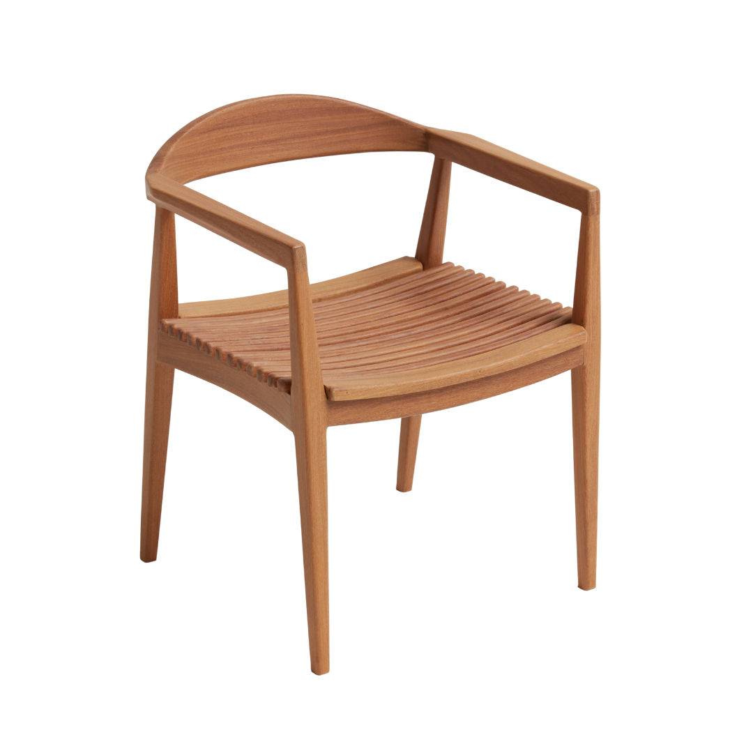 A Cadeira Hália combina elegância e conforto em apoio para os braços que proporciona maior ergonomia. Seu design sofisticado se adapta perfeitamente a ambientes internos ou externos. Uma peça ideal para espaços que buscam conforto e estilo. 