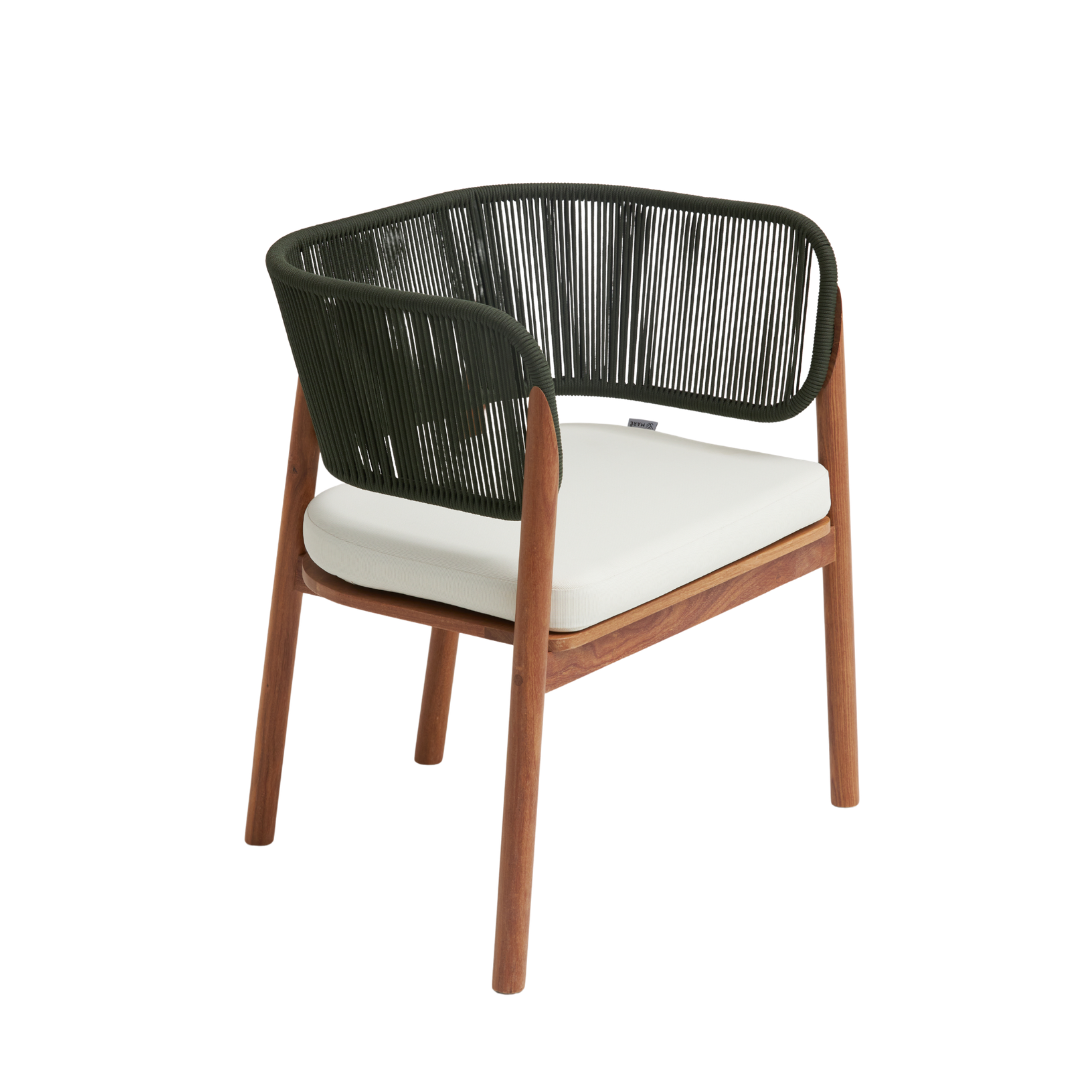 Um convite ao bem-estar, com formas acolhedoras e design que abraça o conforto. Ideal para áreas internas e externas, une resistência, leveza visual e uma sofisticação que transforma qualquer ambiente.