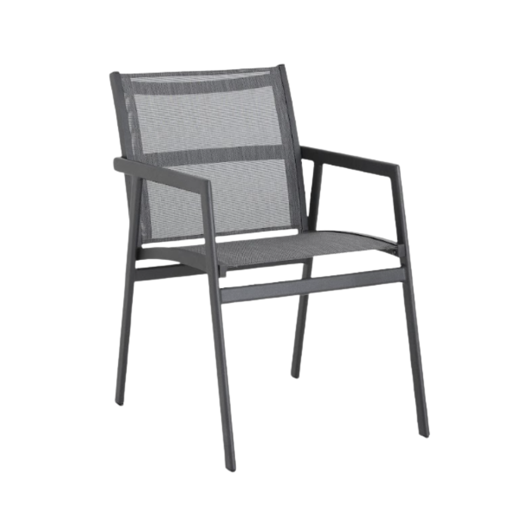 A Cadeira Itapuã traduz a leveza do design contemporâneo com uma presença marcante e acolhedora. Suas linhas bem definidas e proporções equilibradas criam uma peça versátil, que se adapta com elegância a diferentes composições