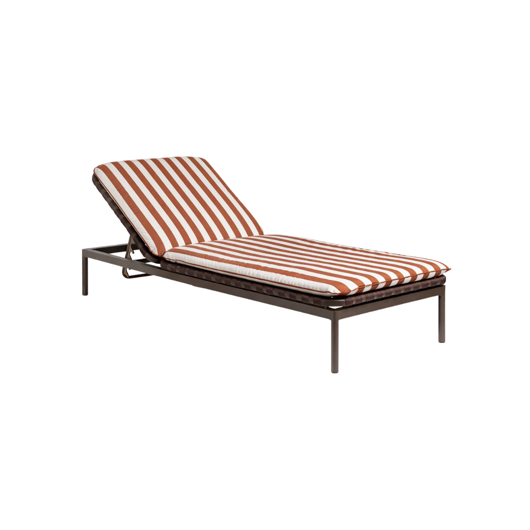 Espreguiçadeira Voga linhas marcantes e proporções elegantes que elevam o conforto a outro nível. O encosto reclinável permite diferentes posições, acompanhando seus momentos de descanso com precisão e leveza.Uma peça que transforma a área externa em um cenário de sofisticação e personalidade.