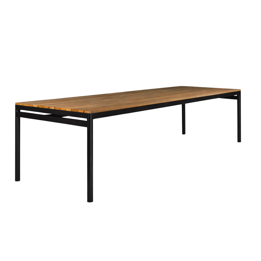Mesa Aura une design contemporâneo e leveza visual em uma composição equilibrada entre estrutura em metal preto e tampo em madeira natural. Suas linhas retas e proporções elegantes valorizam o ambiente e criam um espaço acolhedor, ideal para reunir pessoas com estilo e personalidade.