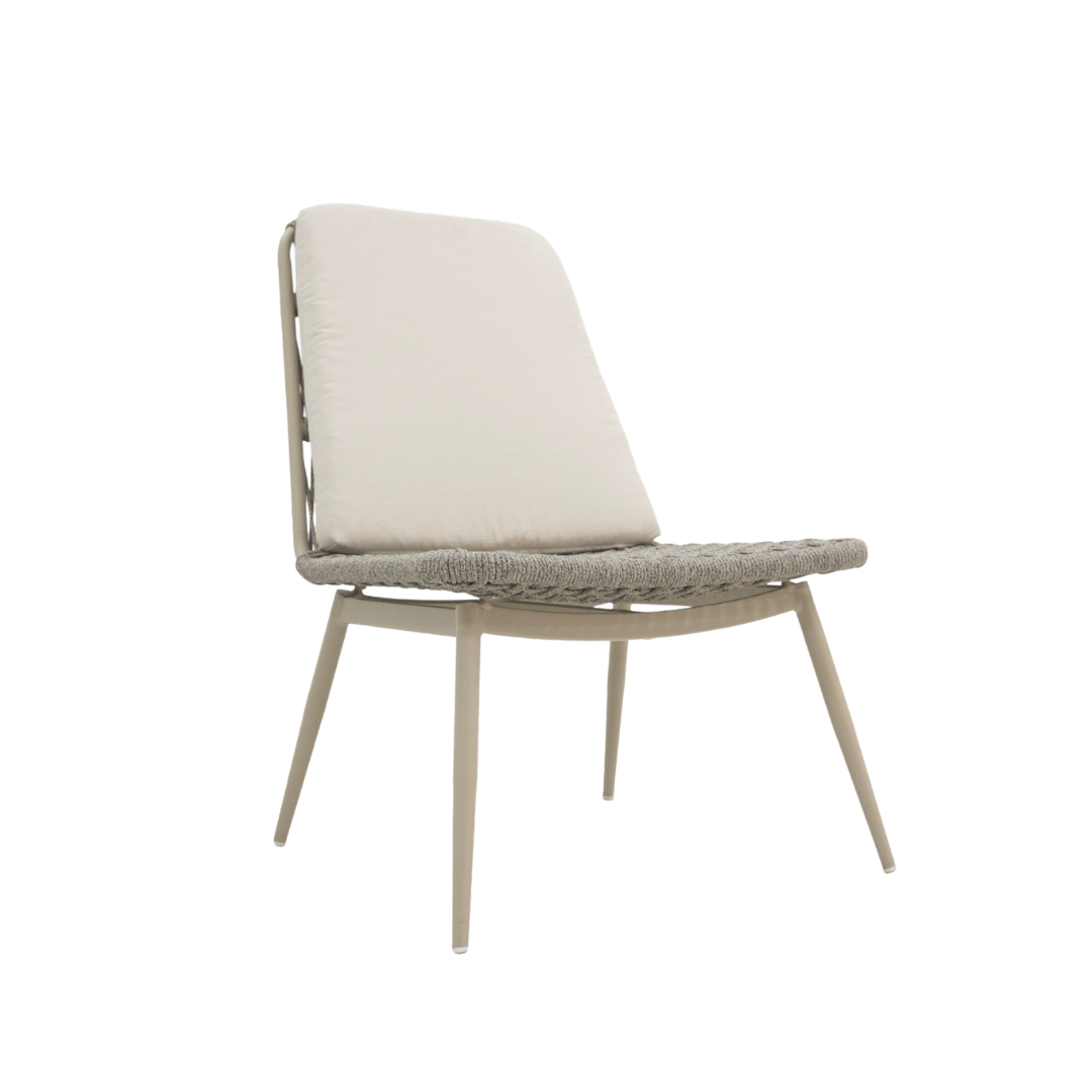 A Poltrona Zant traduz conforto e presença em um design envolvente. Suas formas acolhedoras convidam ao relaxamento e trazem equilíbrio à composição do ambiente. Uma peça que une sofisticação e bem-estar em cada detalhe.