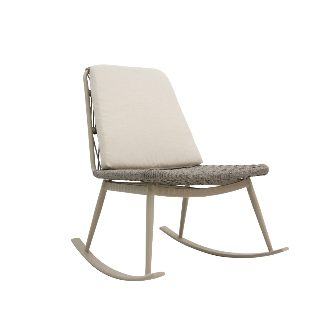 A Poltrona Zant traduz conforto e presença em um design envolvente. Suas formas acolhedoras convidam ao relaxamento e trazem equilíbrio à composição do ambiente. Uma peça que une sofisticação e bem-estar em cada detalhe.