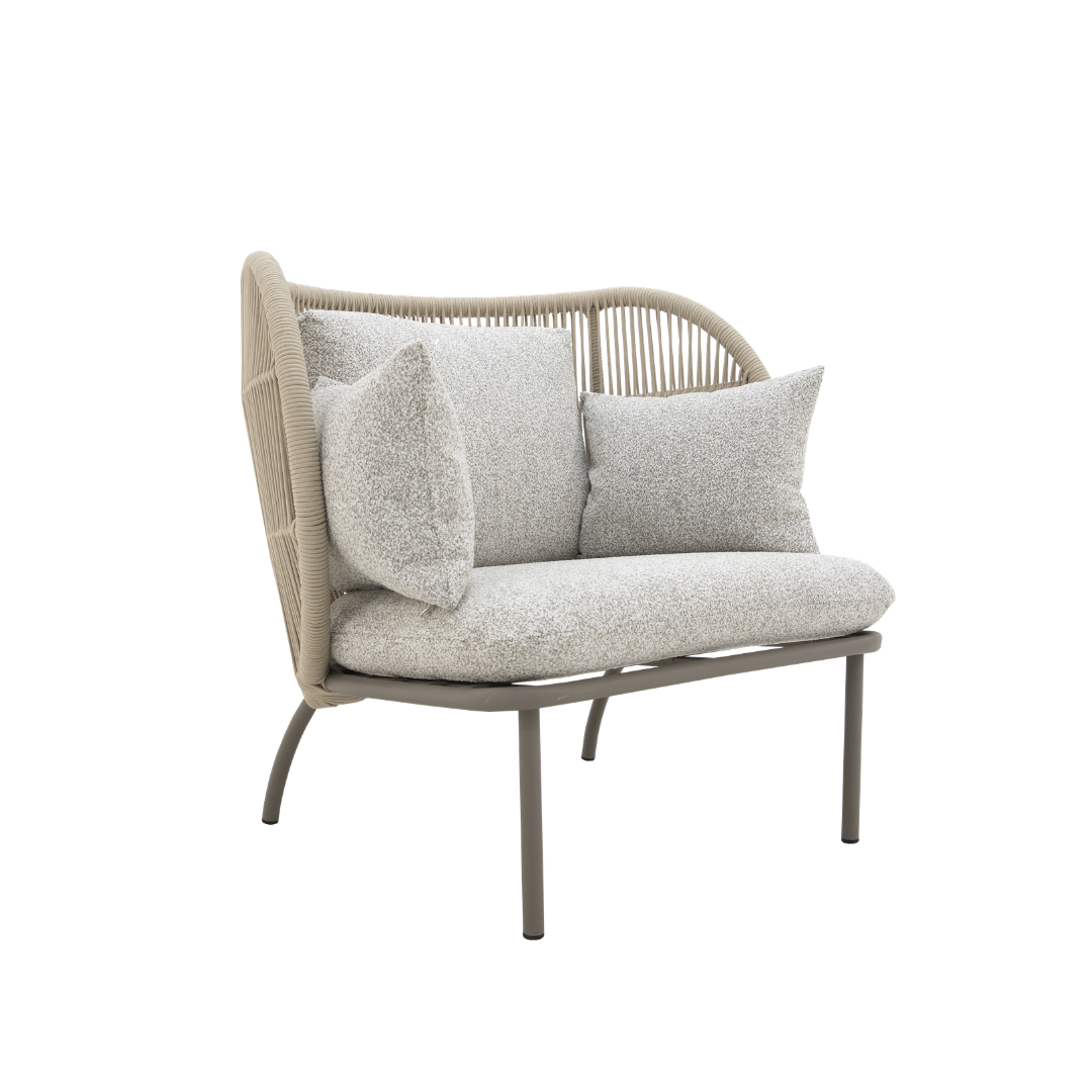 A Poltrona Decora combina conforto e presença em um design que valoriza o ambiente.Suas formas convidativas criam um ponto de equilíbrio na composição do espaço.Uma peça que traduz elegância e bem-estar no dia a dia.