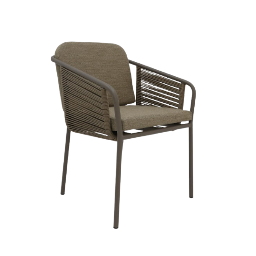 A Cadeira Capitólio traduz equilíbrio entre leveza visual e presença sofisticada. Seu desenho envolvente valoriza cada linha da estrutura, enquanto o trançado delicado no encosto cria uma composição elegante e contemporânea.