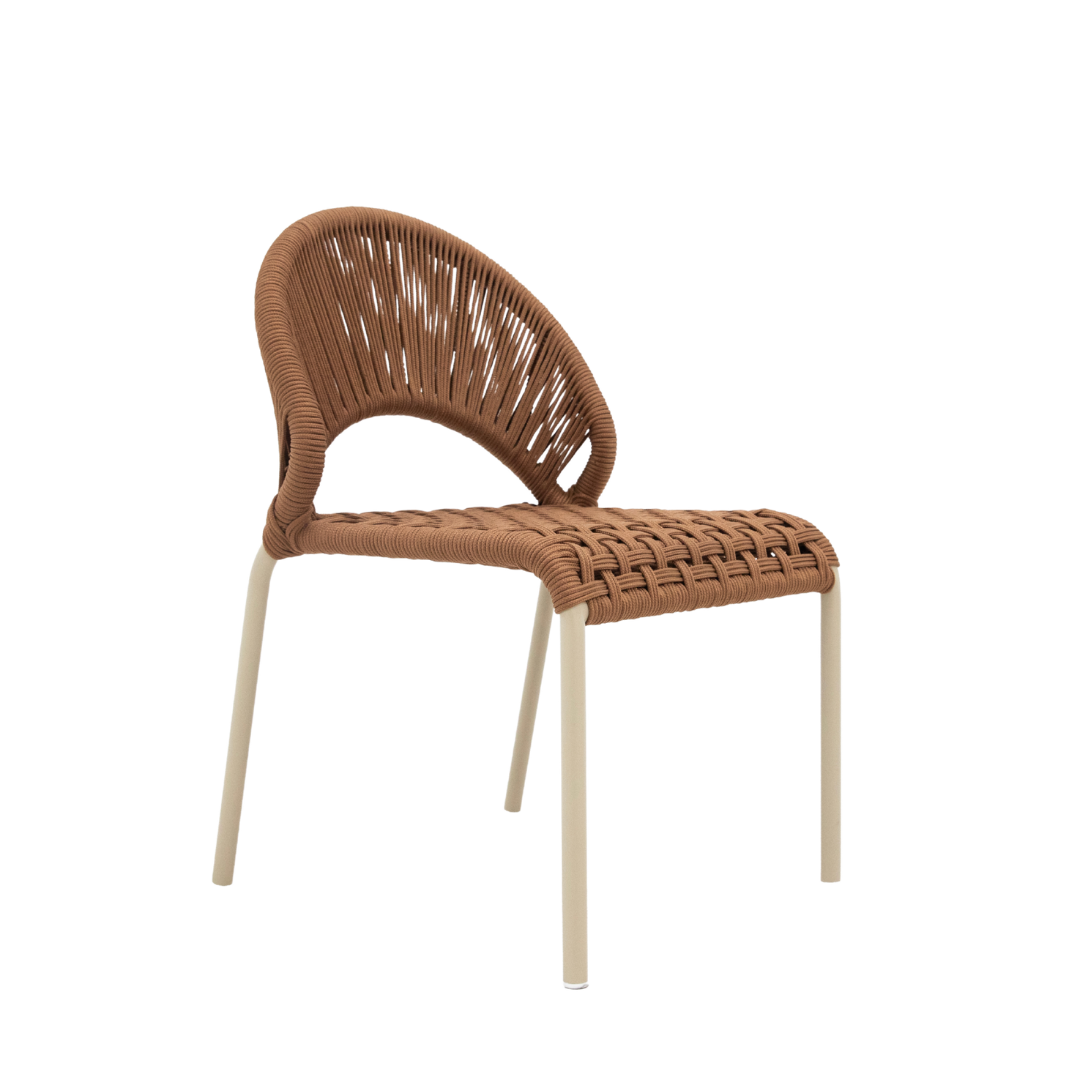 A Cadeira Belize traduz leveza e sofisticação em um design envolvente. Suas linhas suaves e proporções equilibradas criam uma peça elegante, pensada para valorizar o ambiente com conforto e estilo. Um convite para composições contemporâneas e acolhedoras.