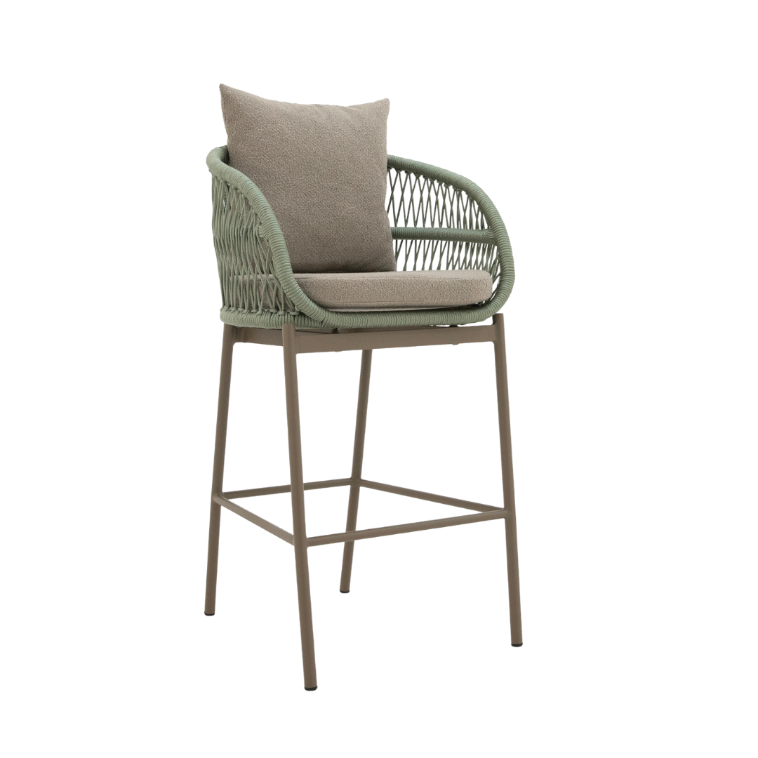 A Banqueta Lugano une elegância e leveza em um design contemporâneo. Suas linhas suaves e proporções equilibradas criam uma peça sofisticada, ideal para composições que valorizam conforto, estilo e harmonia no ambiente.